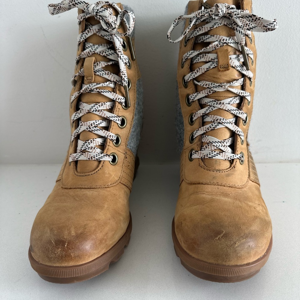 Sorel Joan Of Arc Lexie Wedge Boots Women Size 8.5 Tan Gray Leather Wool Lace Up - Picture 3 of 9